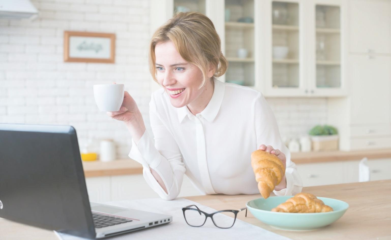 Emprendedores trabajando en estrategias de financiación